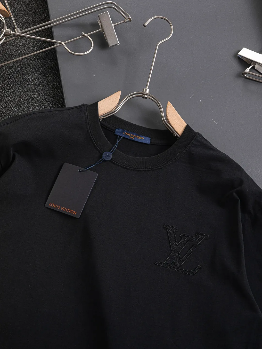 🅿️190 Louis Vuitton 1V LV slightly wide version S-XL 26SS LV new product counter catwalk style three-dimensional plain letter embroidery on the chest🪡logo large logo embroidery on the back🪡logo short-sleeved T-shirt, the same style for men and women! Short-sleeves are not the same as the general public, but must be unique and eye-catching. This LV short-sleeves is all about quality, comfort, consistent style, fashion, including fabrics and cutting techniques, all of which have been made with great effort! 320 grams of washed pure cotton fabric, pure cotton is breathable, very refreshing and comfortable for daily wear. The rib knitting on the neckline is smooth and tight, and the neckline will not be skewed if you toss it at will. The loose version, you will find that it looks really good on the upper body. The overall is minimalist and neat, super versatile for daily use! Pair it casually with a pair of pants for a youthful look. A T-shirt will make your outfit crazy. It is a fashionable item that can never go wrong! Color: Black White Rose Size: S-XL Size chart: S: Shoulder width 50-Bust 56-Length 70 M: Shoulder width 52-Bust 57-Length 72 L: Shoulder width 54-Bust 59-Length 74 XL: Shoulder width 56-Bust 62-Length 76